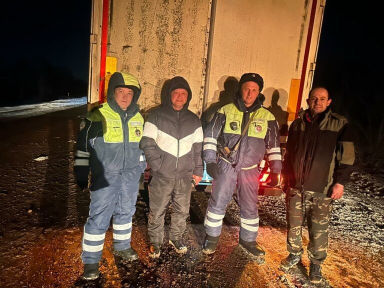   Александр Гладышев и Акылжан Нурмухамедов помогли жителю Подмосковья на трассе Казань — Оренбург Белов Михаил Александрович