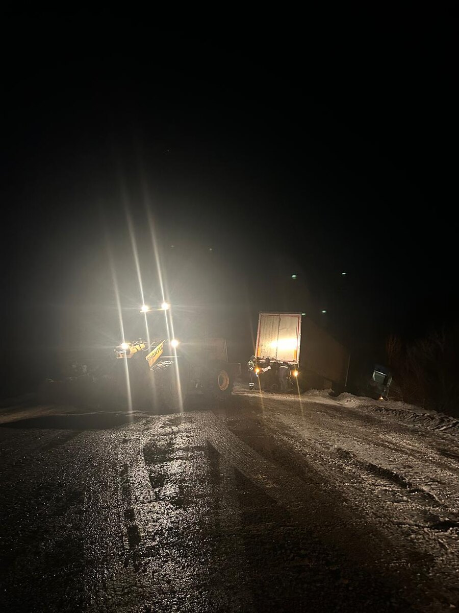    Александр Гладышев и Акылжан Нурмухамедов помогли жителю Подмосковья на трассе Казань — Оренбург Белов Михаил Александрович