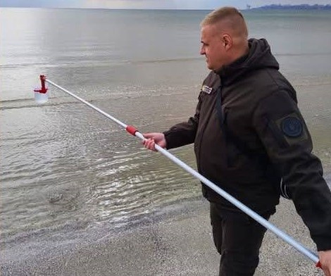 Этот случай далеко не первый. Буквально на прошлой неделе, после долгого затишья в информационном поле, в соцсетях снова появились сообщения о мазуте на пляжах Одессы, а также о мазутных пятнах прямо на воде в Черном море.  
 
 
 
 Напомним, в середине декабря прошлого года в Керченском проливе потерпели крушение два нефтяных танкера – 55-летний «Волгонефть-212» и «Волгонефть-239». Они перевозили мазут, который в последствии и попал в Черное море. Несмотря на заявления властей Украины о том, что до побережья Одессы нефтепродукты не доплывут, спустя непродолжительное время после катастрофы мазутные фракции были обнаружены на берегу заповедного лимана.  
 
 Одновременно с этим, глава Одесской области Олег Кипер уже подписал распоряжение о подготовке региона к купальному сезону. Коммунальщикам и предпринимателям дается полтора месяца, чтобы все приготовить. Отметим, что прошлом году в Одессе и области было официально открыто около 20 пляжей.В понедельник, 17 марта, государственные инспекторы провели обследование побережья Черного моря в районе одесского пляжа «Лузановка». 
  
 Во время проверки на песке они обнаружили очаги загрязнения в виде сгустков мазута размером 8-12 см, простирающихся на более чем 50 метров побережья.📷
Экологи отобрали образцы морской воды для анализа на содержание нефтепродуктов в лаборатории инспекции, а также образцы загрязненного вещества с песком, которые передали на лабораторные исследования.📷
