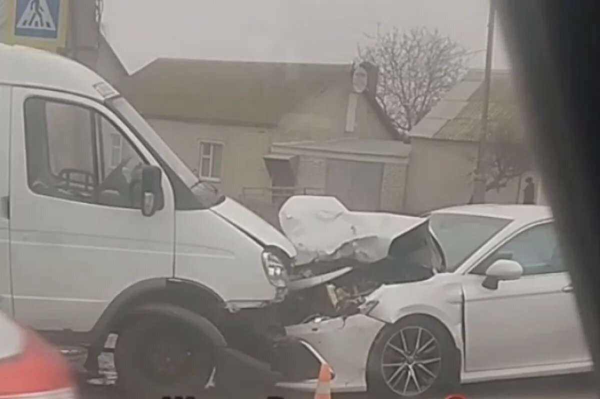    «Поцелуй» микроавтобуса и иномарки попал на видео под Волгоградом