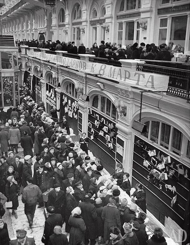 Очереди в ГУМе. 1957 год. Фото: unnw.ru. Источник https://kulturologia.ru/blogs/290619/43528/.