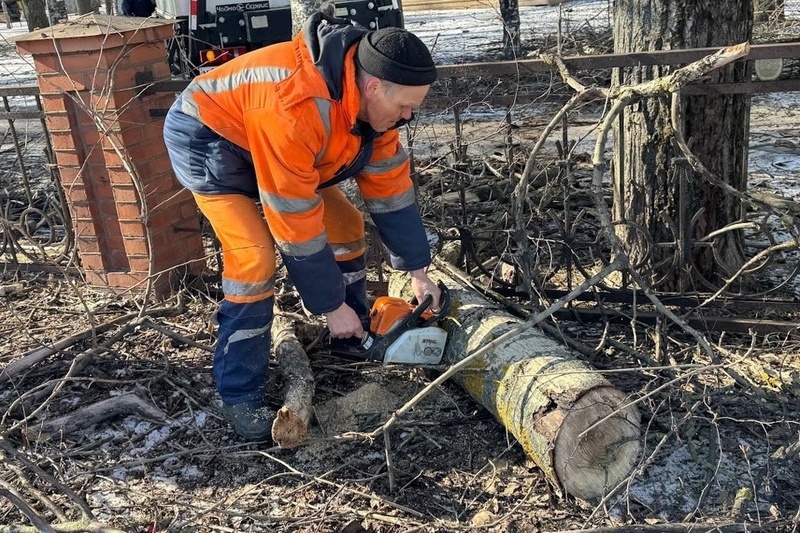    Работы проводят сотрудники "Спецавтотранса".