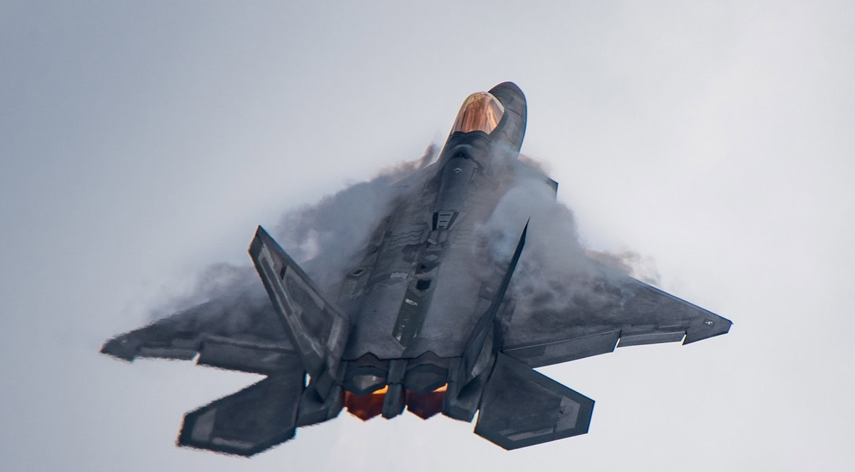 Ф-22 был самым амбициозным проектом ВВС и Пентагона в конце 90-х годов. Сколько авансов было выдано "Раптору" сонмищем разных диванных экспертов. И всё напрасно. Фото ВВС США