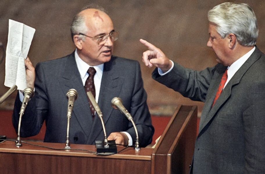 Горбачёв и Борис Ельцин во время вечернего заседания внеочередной сессии ВС РСФСР. Фото: Борис Бабанов с сайта РИА «Новости»  📷
