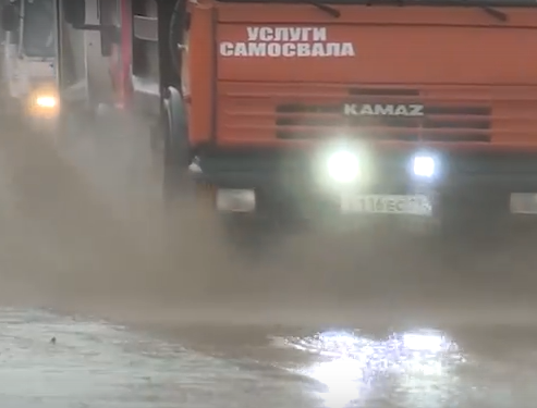     Красноярцы жалуются на водителей, которые несутся по лужам и обливают всех встречных