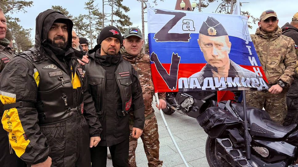     «Ночные волки» устроили праздничный мотопробег в честь Русской весны.