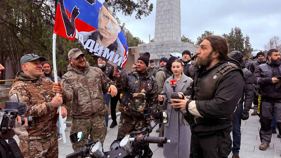     Руководитель байкерского клуба «Ночные волки» Александр Залдастанов (справа), также известный как Хирург.
