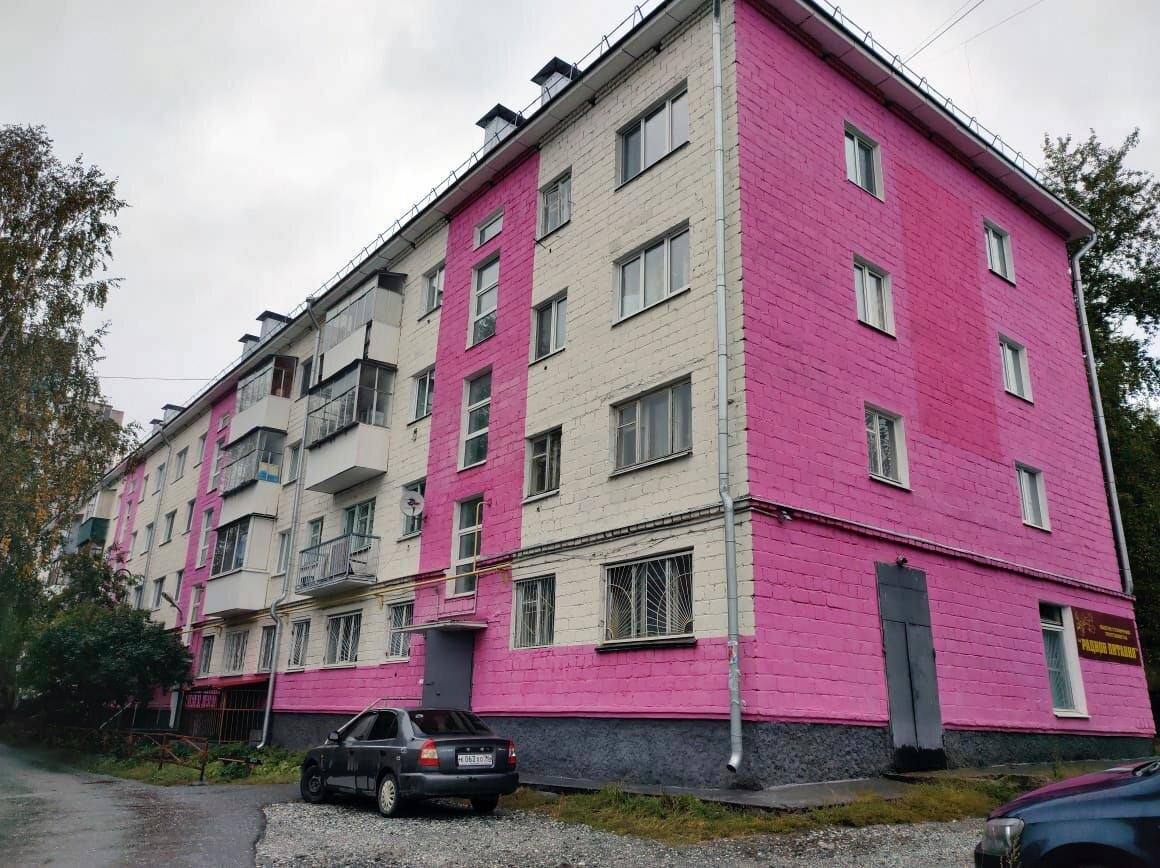 Красиво обустроить балкон можно в любом доме. Даже в хрущевке — и такой пример (правда, довольно спорный) я покажу в конце статьи. Обязательно долистайте до конца!