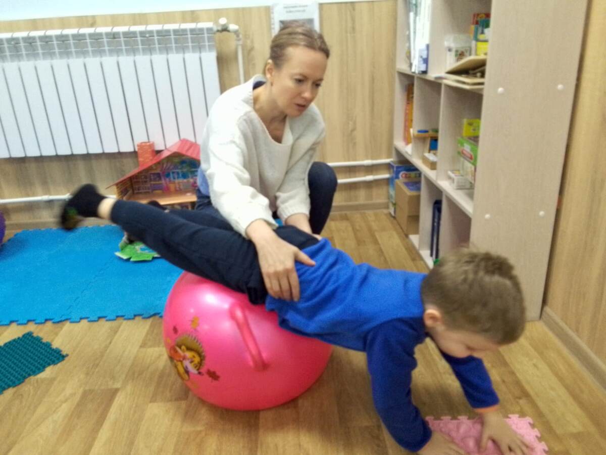 Занятие с нейропсихологом (фитбол).
