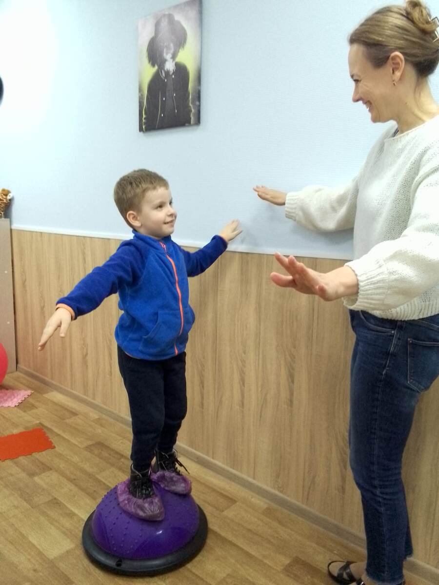 Занятия с детьми на балансире воздействуют на мозжечок, который отвечает за эмоциональную и умственную составляющие, координацию движений, память, речь и равновесие.
