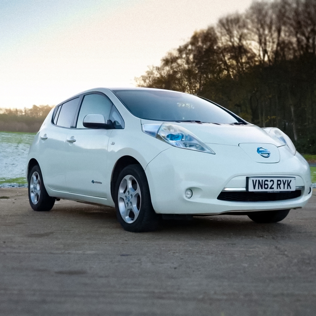 Nissan Leaf - не бесплатный, но очень бюджетный способ перемещаться по городу. Правда далеко от розетки лучше не уезжать. 