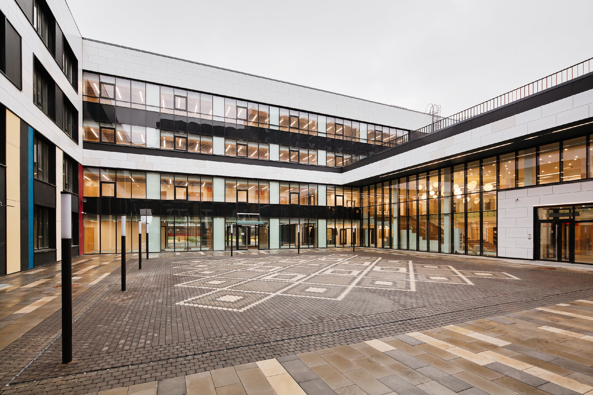 Школьный двор. Фото: ИСГ МАВИС