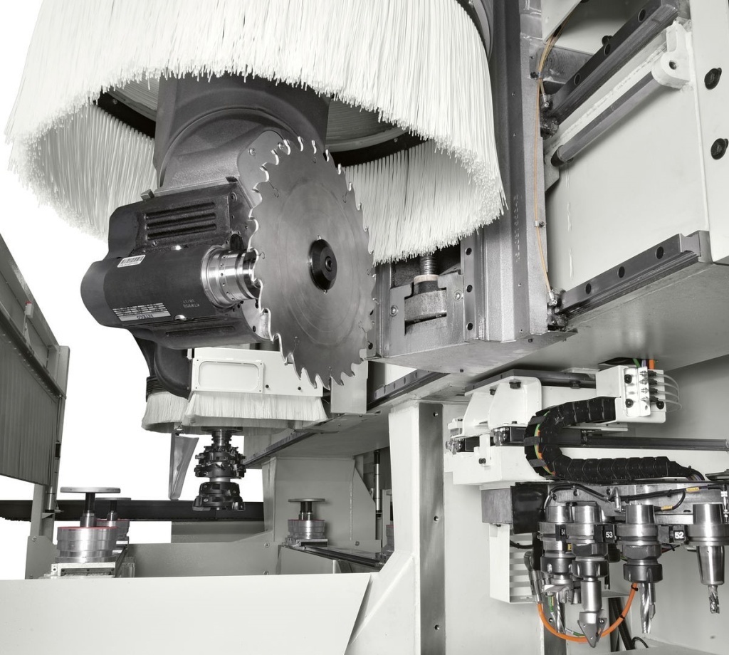 Обрабатывающий центр SCM Accord 42 fx с одним 5-осевым основным шпинделем, вторым основным 3-4-осевым шпинделем и сверлильно-присадочным узлом