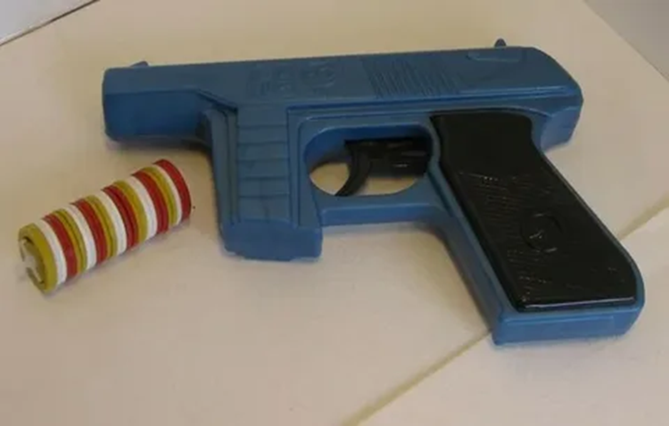 То самое оружие, стреляло разноцветными дисками