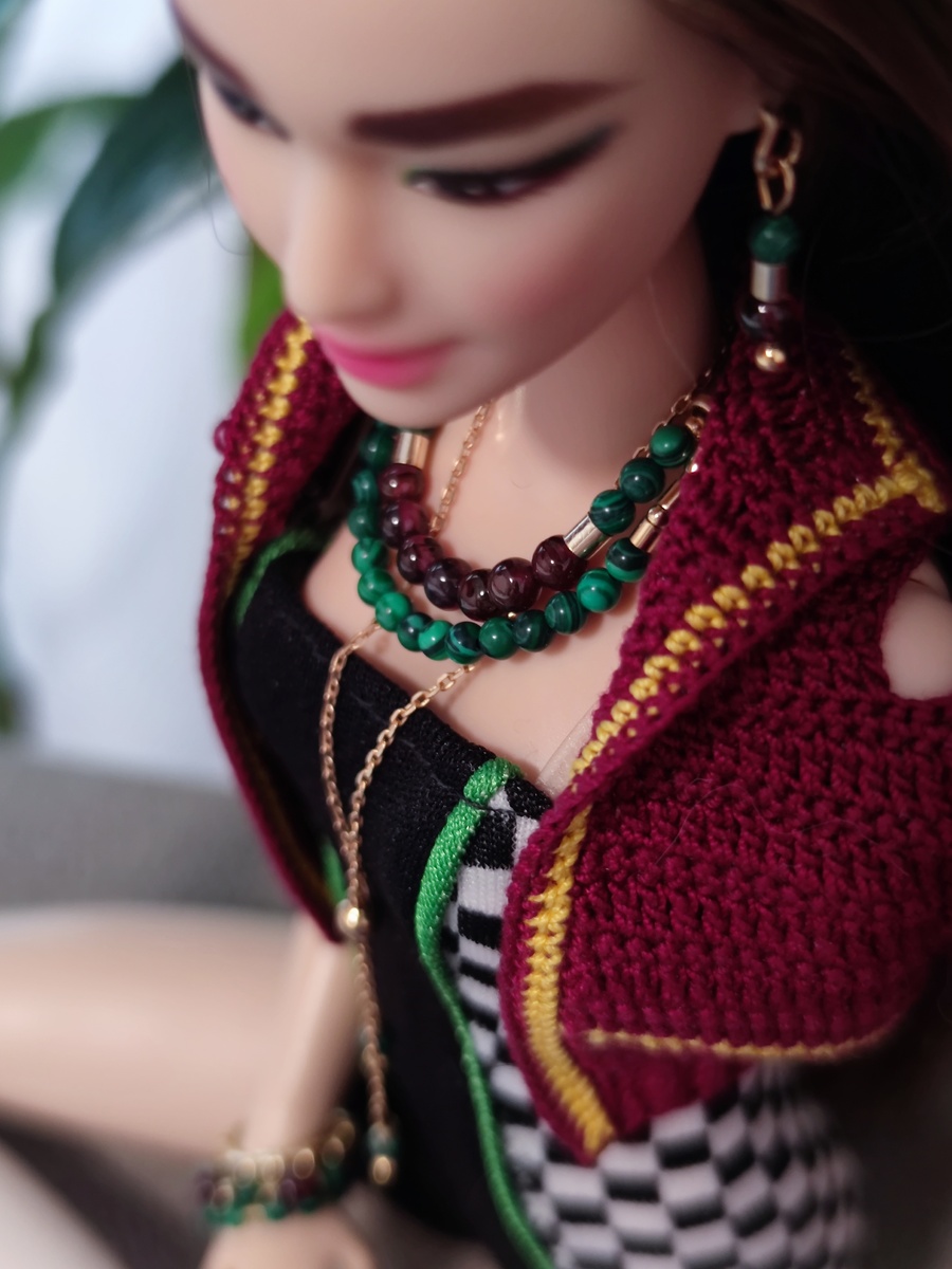 Малахитово-гранатовые бусы для Barbie