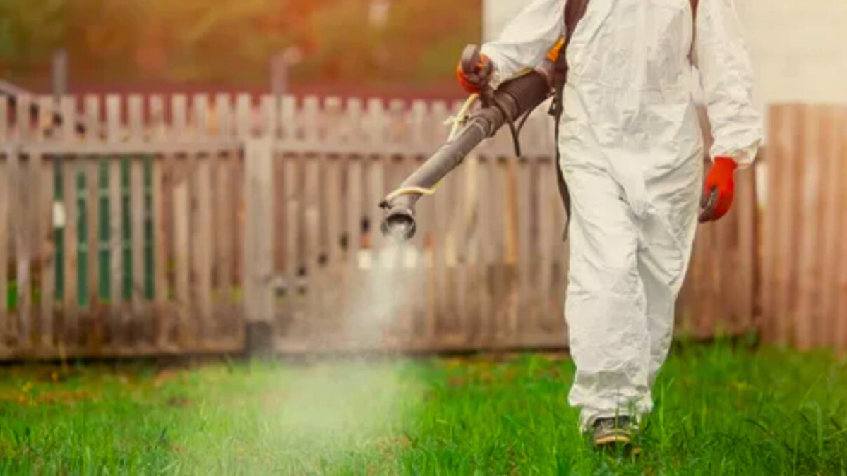 Obrabotka zemel'nogo uchastka ot kleshchey