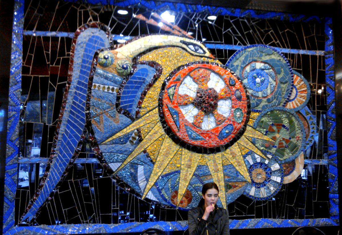 Птица Сирин. Мозаика в Донецке. Автор Алла Горская. 1966 год