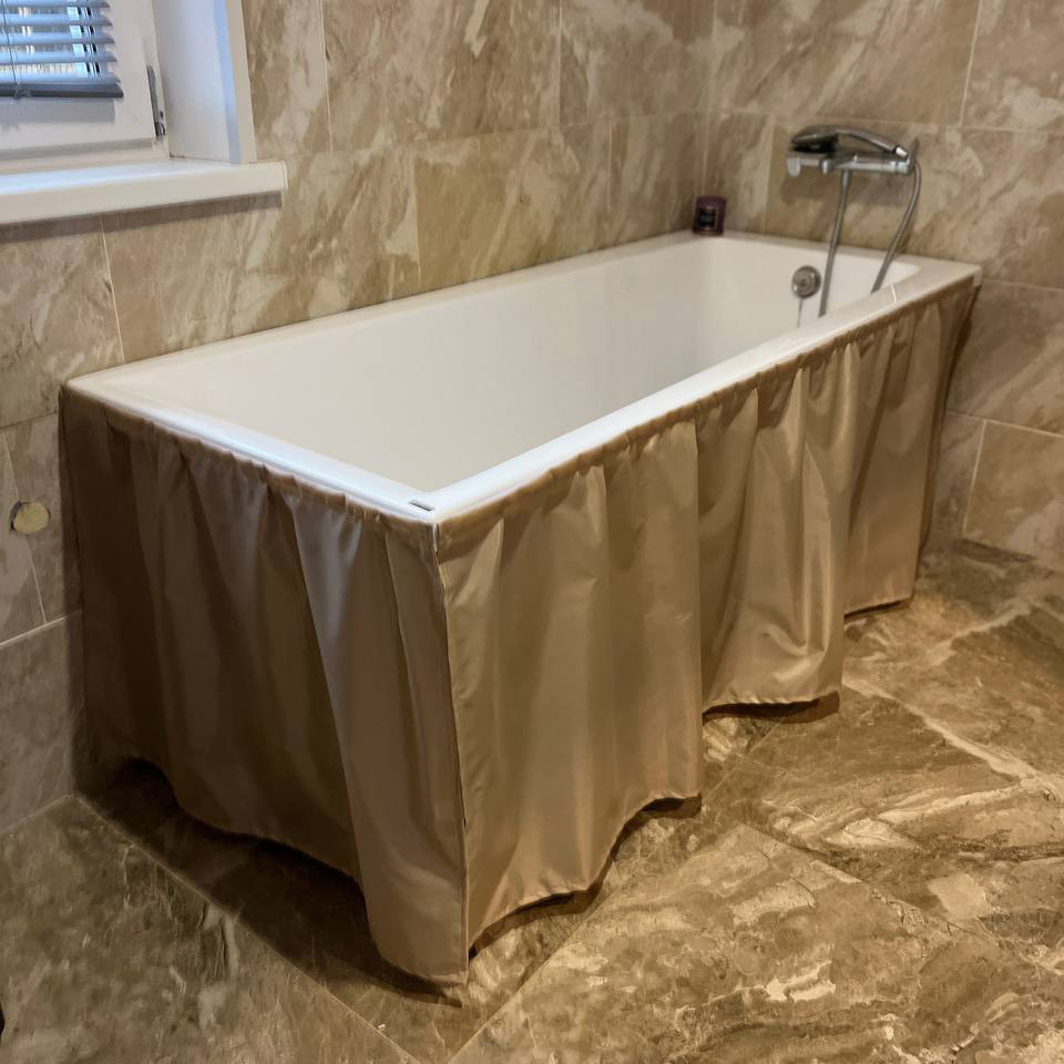 Правильно подобранный экран будет гармонично сочетаться с интерьером ванной.