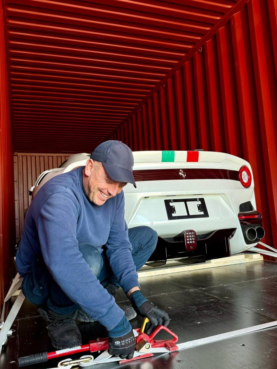 Фото - acebono сo., ltd - погрузка автомобиля в контейнер.