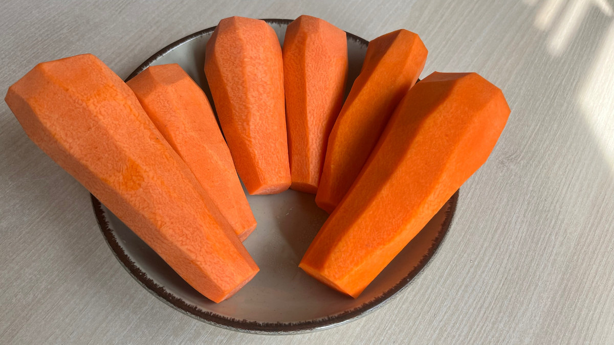 Помыть и очистить 6 морковей средних и больше среднего размеров 