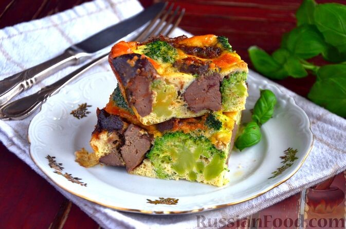 печень куриная, капуста брокколи, сыр твёрдый, яйца, сметана, мука, соль, перец чёрный молотый, масло растительное