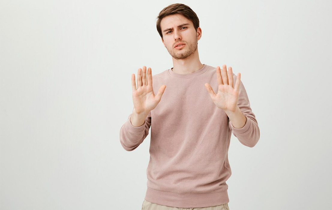 Насколько реальны опасения быть отвергнутым? Фото: cookie_studio on Freepik  freepik.com/free-photo/reluctant-displeased-man-shaking-hands-no-refusal-gesture_9584195.htm
