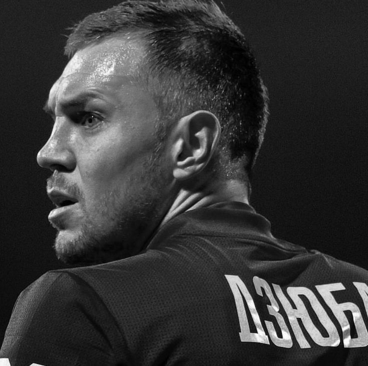 Артём Сергеевич Дзюба (род. 22 августа 1988, Москва) — российский футболист, нападающий «Акрона»