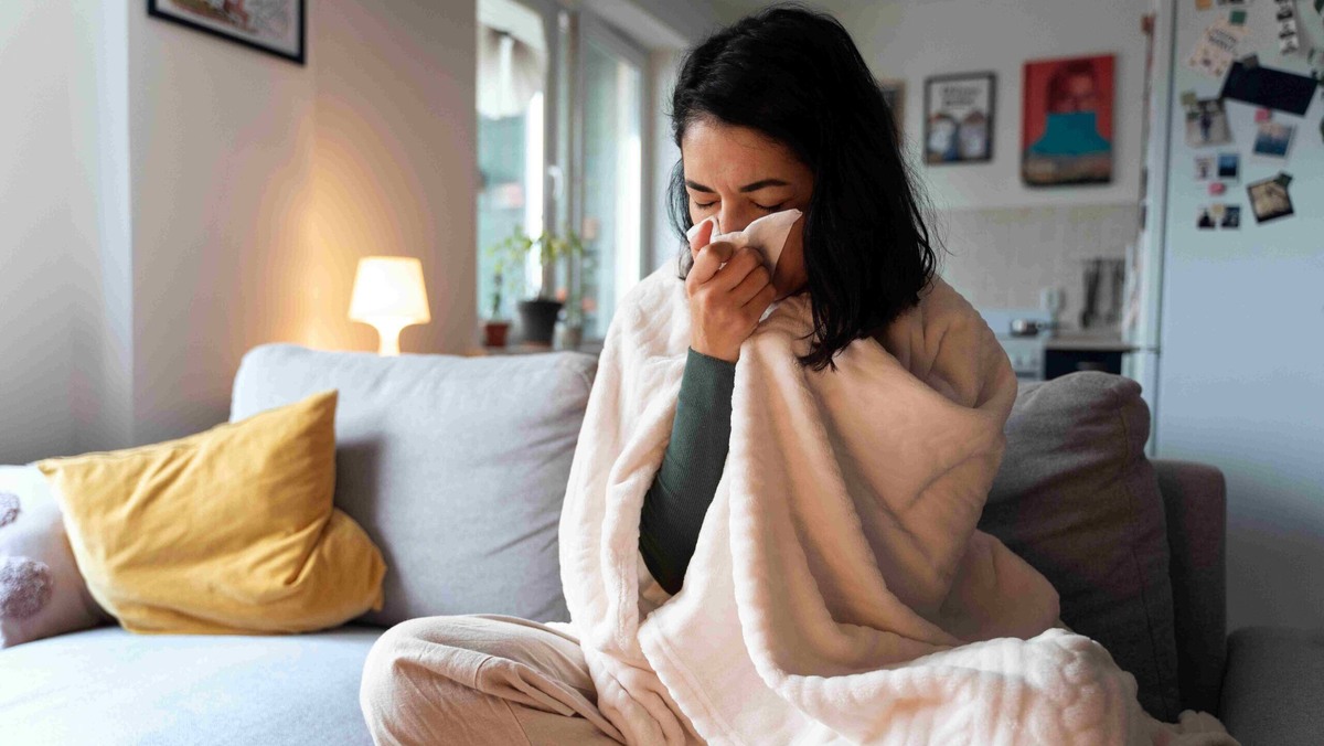    Болеть дома лучше под присмотром врача и оформив больничный. Фото: Freepik