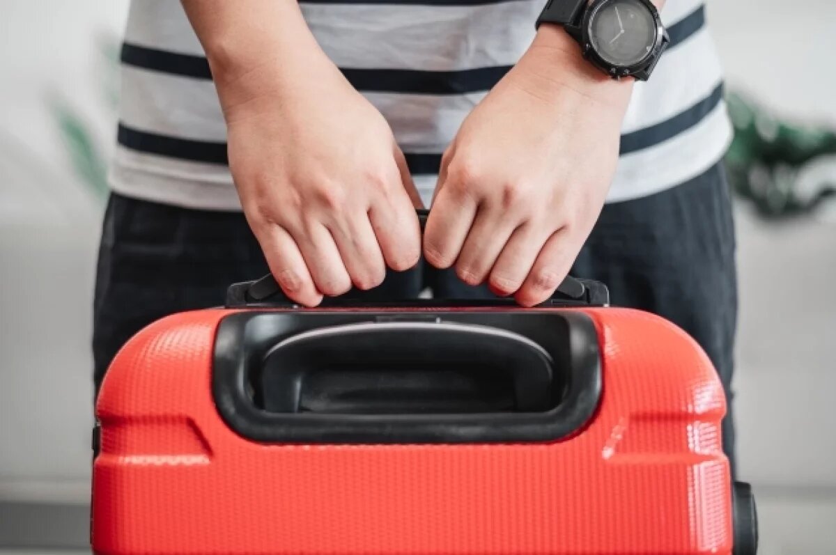    Убила и в чемодан.