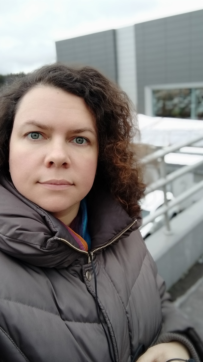 Я в Москве возле офиса банка, в котором я работала 