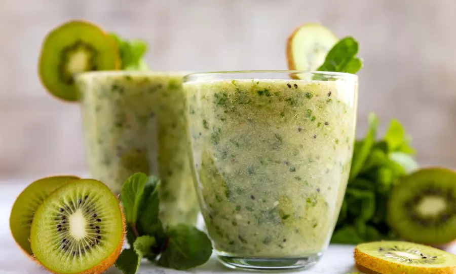 Смузи с яблоком, киви и бананом в блендере: витаминный заряд на день