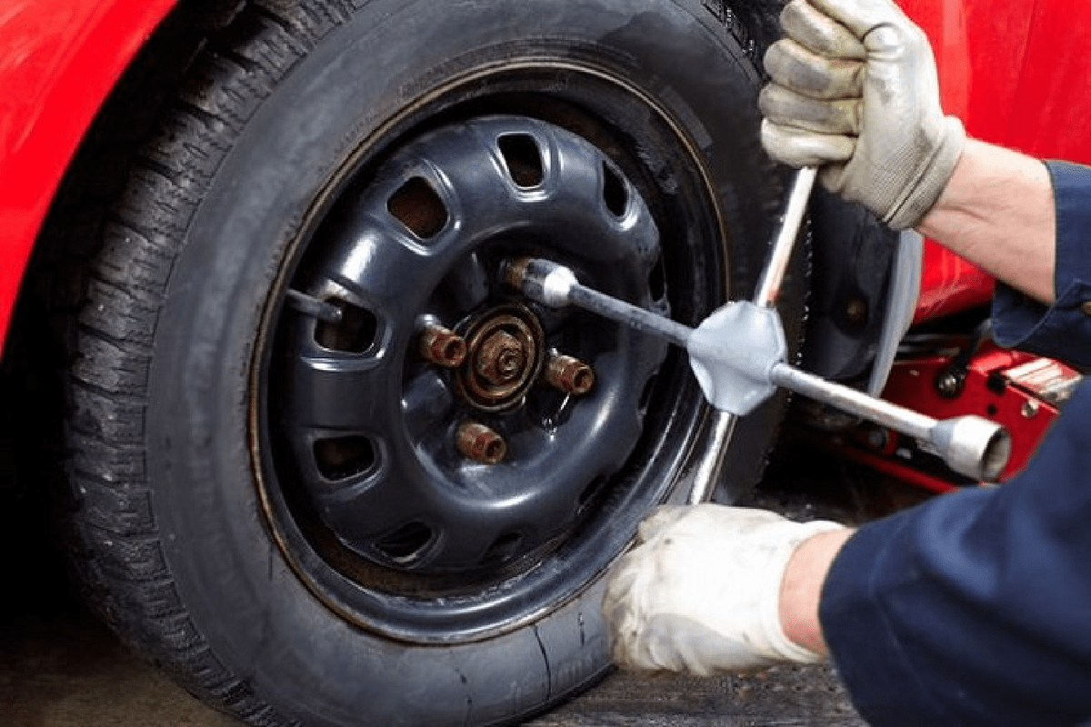  Ослабить крепежные болты или гайки диска