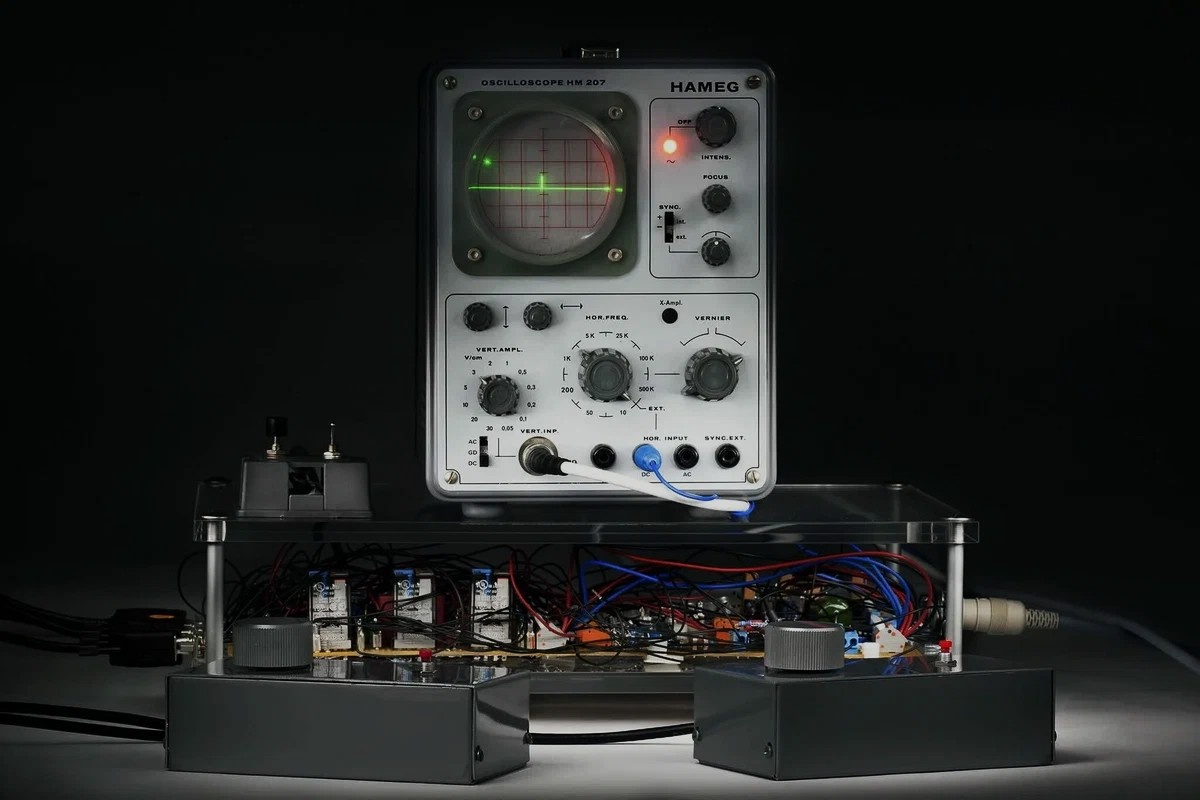 Tennis for Two (с англ. — «теннис для двоих») — одна из первых компьютерных игр с графическим интерфейсом;