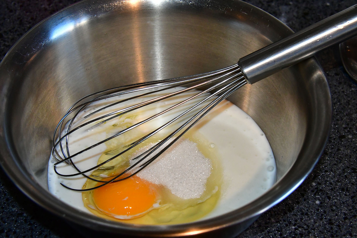 Добавляем яйца и кефир