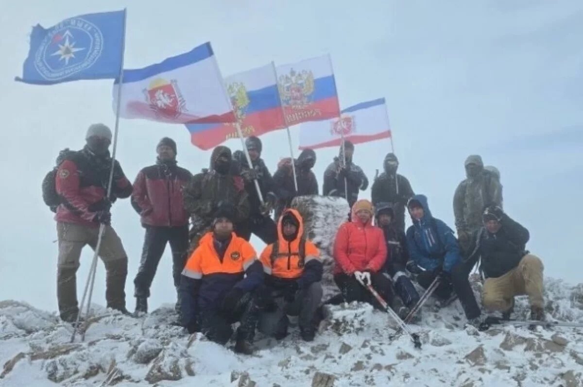    На горе Эклизи-Бурун крымские спасатели установили флаг России