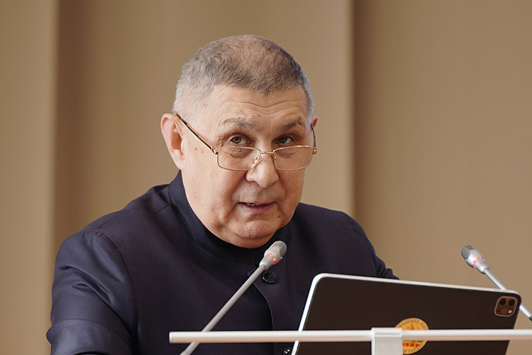    Рифкат Минниханов: «Сегодня у тех, кто настоящий ученый, кто с мозгами, проблем не возникает с деньгами».   
Фото: gossov.tatarstan.ru