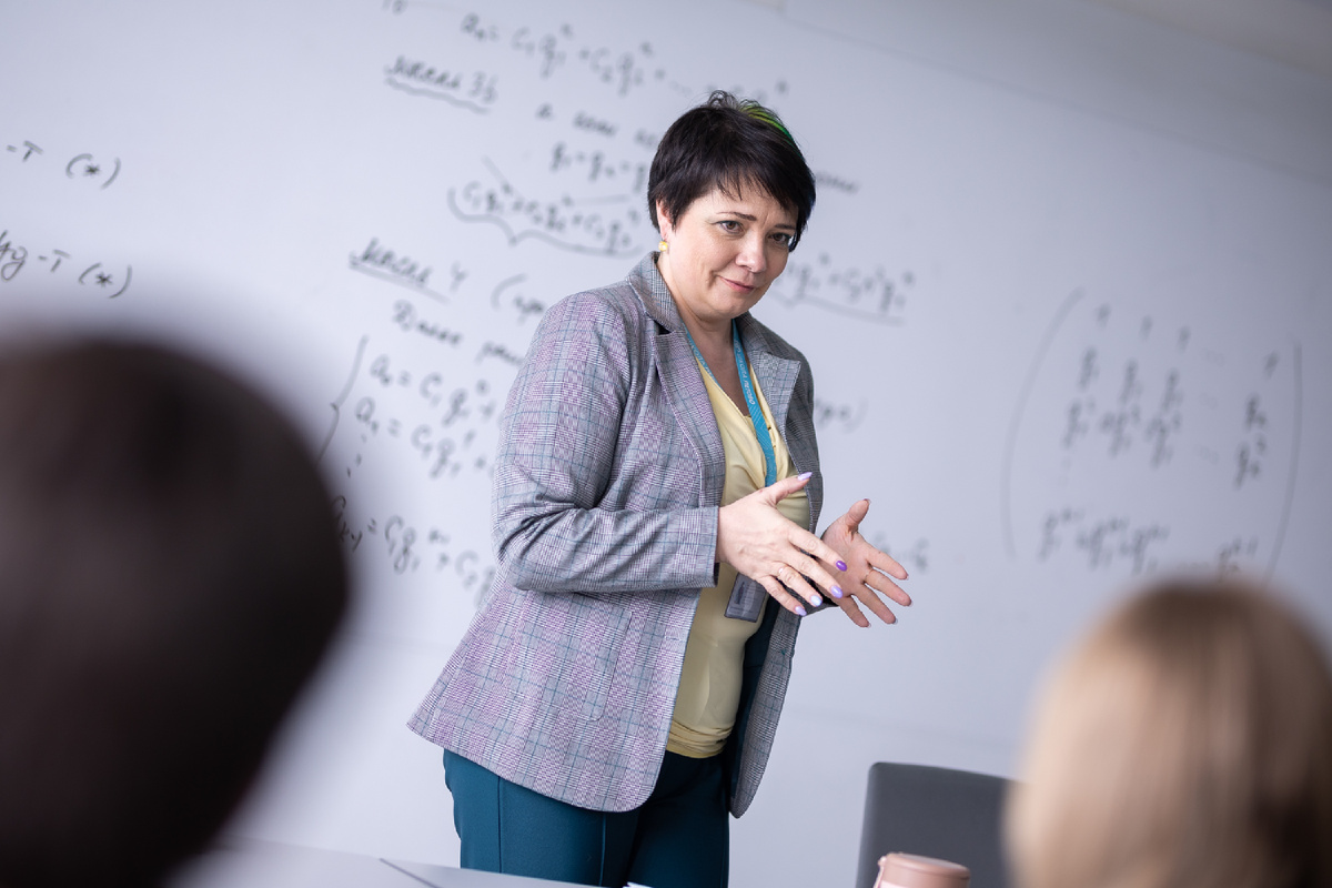 Фото из школьного архива: Ольга Сергеевна ведет урок