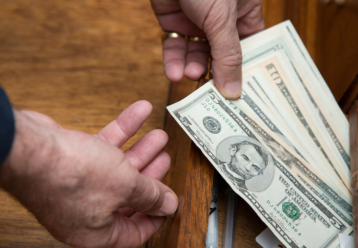 Почему банки отказываются принимать старые доллары