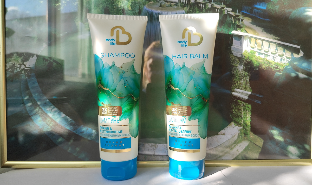 На фоне фотографии фамильного фонтана Медичи в Риме