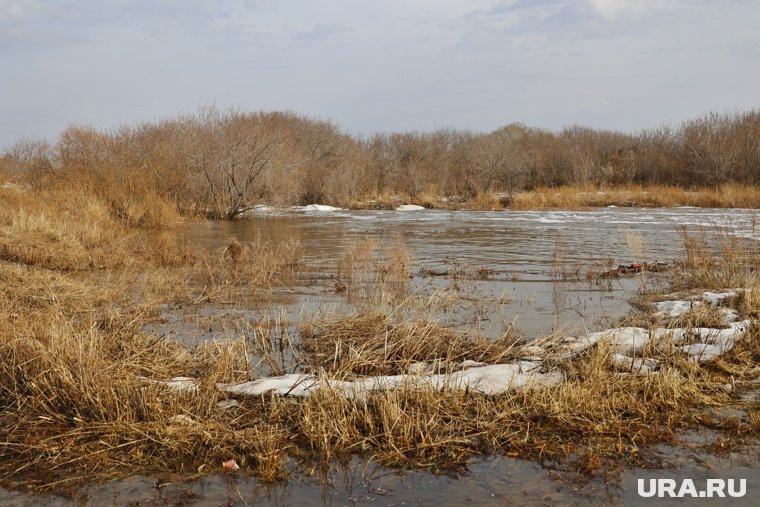 Паводковые воды отрезали часть села в Дулино. Фото: Екатерина Сычкова © URA.RU