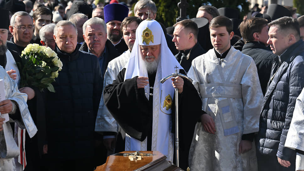 Патриарх Московский и Всея Руси Кирилл (в центре), губернатор Калужской области Владислав Шапша (второй слева) и губернатор Санкт-Петербурга Александр Беглов (третий слева) во время чина отпевания.📷Фото: Дмитрий Лебедев / Коммерсантъ