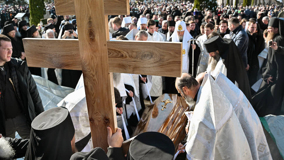 Патриарх Московский и Всея Руси Кирилл (в центре) во время чина отпевания.📷Фото: Дмитрий Лебедев / Коммерсантъ
