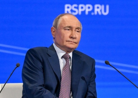    «Да не слушайте вы его, у него работа такая». Путин о Пескове