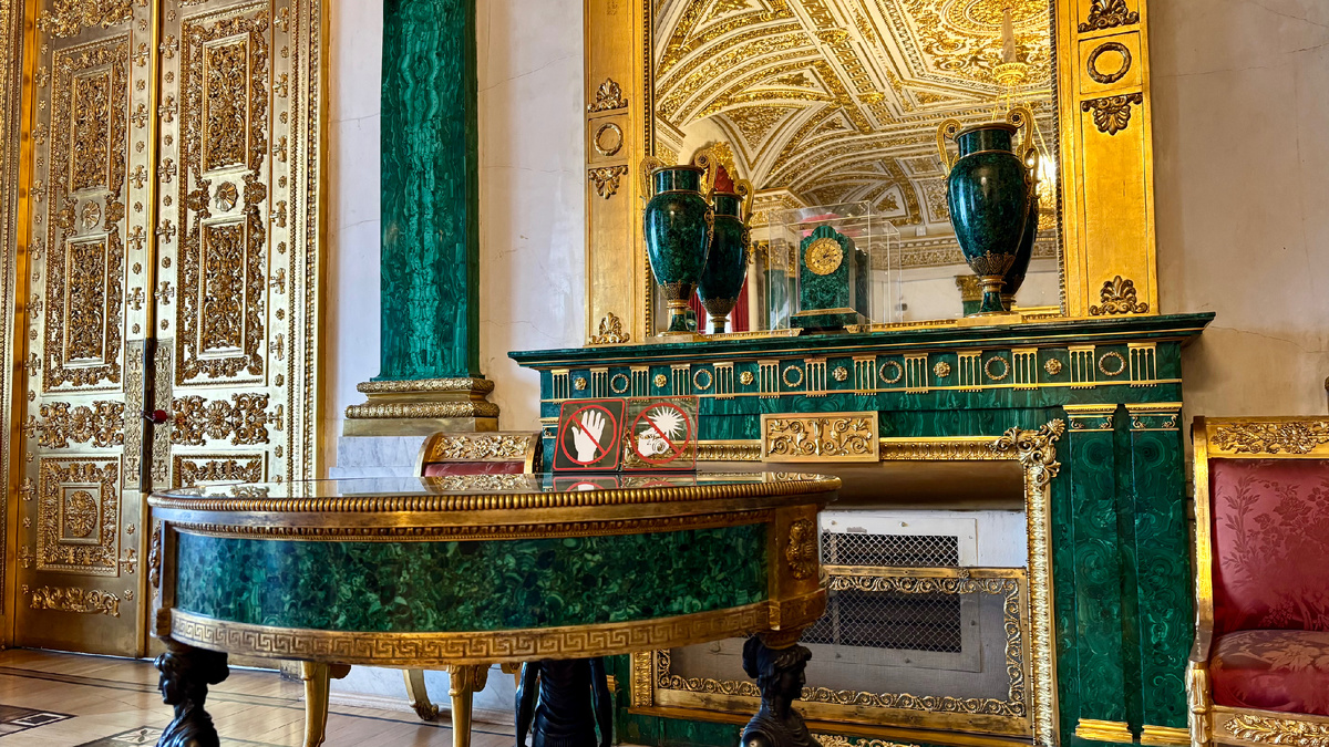 Малахитовая гостиная похожа на драгоценную шкатулку, внутри которой спрятан уральский малахит. Зимний дворец, Санкт-Петербург