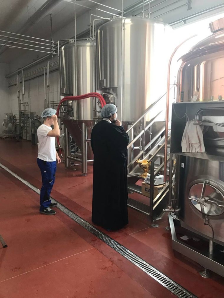 Пять лет назад производство пива в Частоозерье освятил батюшка. Фото: telegram-канал «Александр Ильтяков»