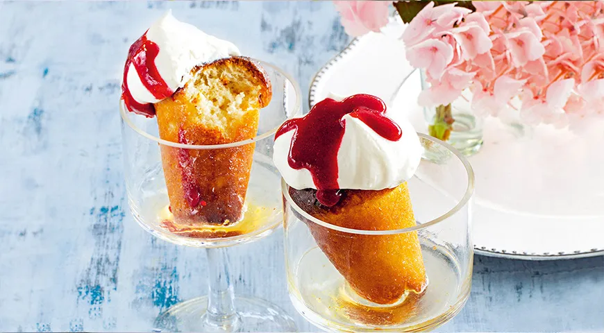 Ромовая баба с ягодным соусом