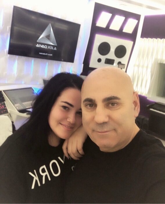 МК (Даная Пригожина с отцом)