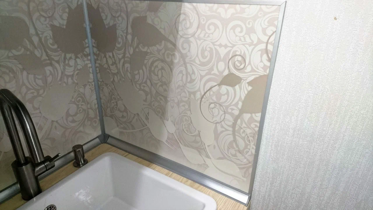 Соглашусь, такое решение не самое эстетичное и стильное. Можно попробовать подкрасить торцы в тон фартука — так края будут выглядеть аккуратнее