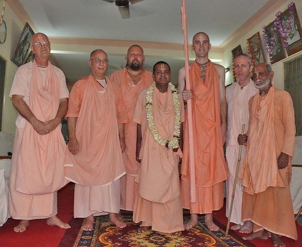 Шри Чайтанья Сарасват Матх. Яндекс-картинки.