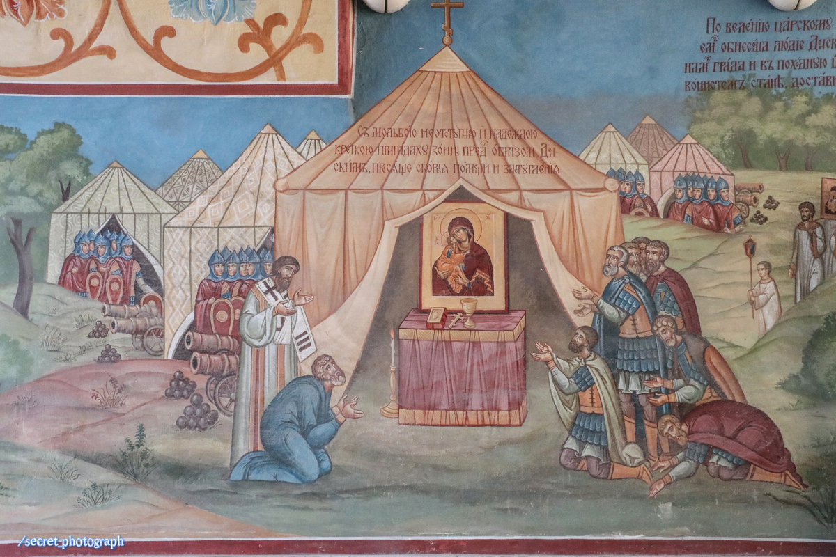 Фреска внутри Западных врат монастыря. Царь Федор Иоаннович перед иконой Божьей Матери